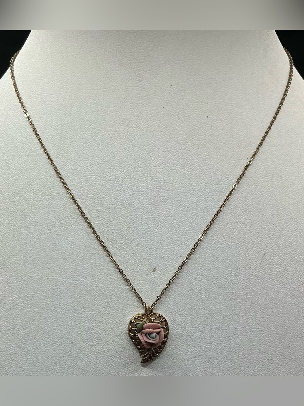 1928 BRAND ANTIQUE GOLD TONE HEART PENDANT NECKLACE WITH PINK ROSE ACCENT NWT